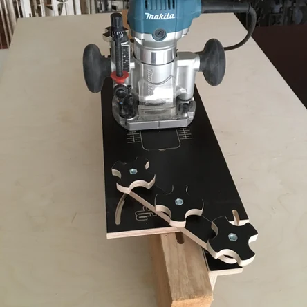 Приспособление врезки пазов шипа домино самоцентр